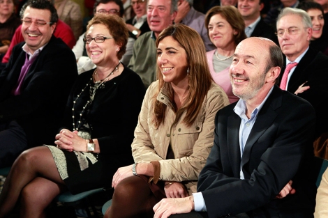 Rubalcaba, sonriente, durante el acto en Sevilla. | Reuters