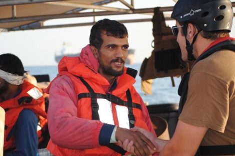 Un marinero iran saluda a un guardacostas estadounidense tras el rescate. | Afp