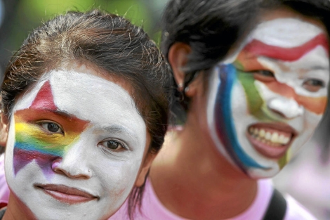 Dos filipinos en el desfile del orgullo gay en Manila. | Efe