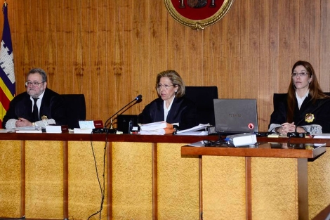 La presidenta del Tribunal, Margarita Beltrard, en el centro | Alberto Vera