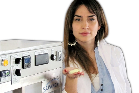 Marta Fraile Arranz en el laboratorio con las partculas en la mano.