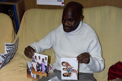 Luis ensea unas fotos familiares en su casa de Torrejn | S. Lpez-Urrutia