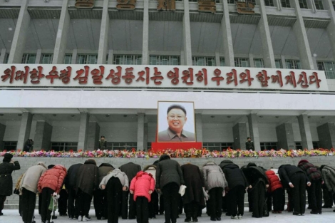 Un grupo de ciudadanos coreanos rinde culto al fallecido Kim Jong-il. | Reuters
