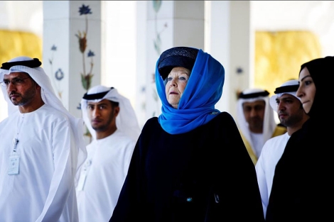 La reina Beatriz con el velos islámico.| Efe