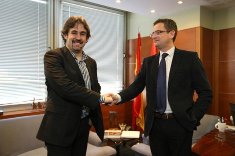 Urizar y Basagoiti se saludan al comienzo de la reunin en la sede del PP en Bilbao. | Mitxi