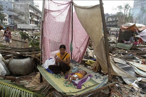 Una mujer y su hijo entre los restos de un barrio demolido en Phnom Penh. | Reuters
