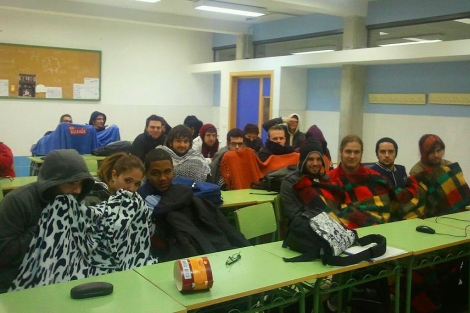 Alumnos tapados con mantas en el interior del IES. | Compromís