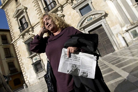 La hermana de Montes Neiro ante la Audiencia granadina el da de su indulto parcial. | J. G. H.