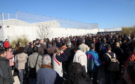 Funcionarios de prisiones bloquean la entrada a Quatre Camins. | Efe