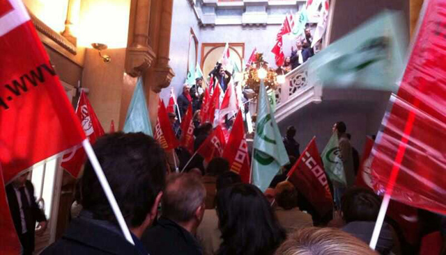 Cientos de sindicalistas ocupan la entrada del Palacio de Fuentehermosa.