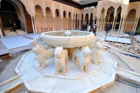 Los leones de la Alhambra apagan la sed | Andalucía 
