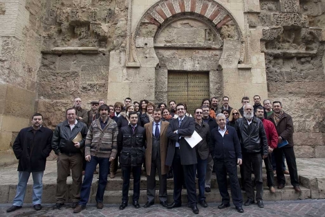 Los portavoces de los empleados pblicos andaluces, ante la Mezquita. | Madero Cubero