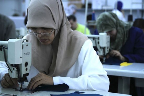 Trabajadora de un taller textil de la ciudad marroquí de Tánger. | Setem