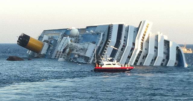 El crucero Costa Concordia, hundido en aguas de la región de Toscana. | Efe