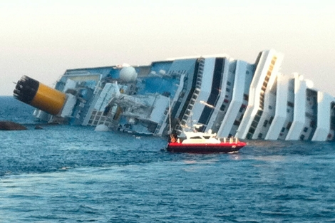 El crucero Costa Concordia escorado 80 grados en aguas de la isla de Giglio. | Efe