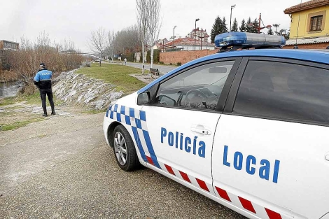 La Patrulla Verde de la Polica Local de Len investiga la procedencia del olor. | Bruno Moreno
