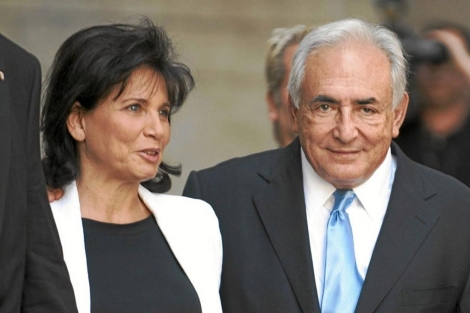 Dominique Strauss-Kahn, junto a su mujer, Anne Sinclair, a la salida del Tribunal Supremo, en Nueva York. | Afp
