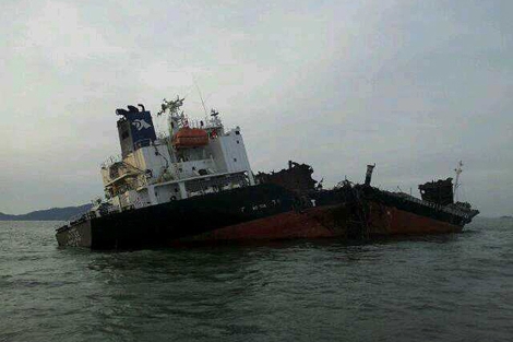 El petrolero, tras la explosin en aguas de Corea del Sur. | Reuters