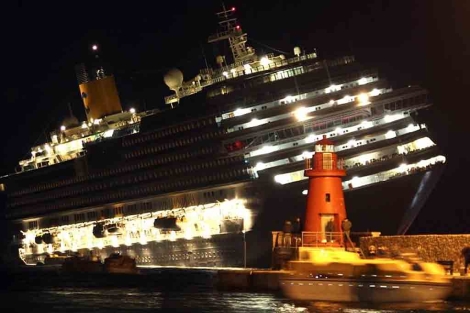 El 'Costa Concordia', encallado frente a la isla de Giglio. | Reuters