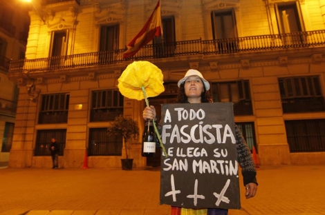 Una de las manifestantes, ante la comisara de la Polica Nacional. | Jordi Soteras
