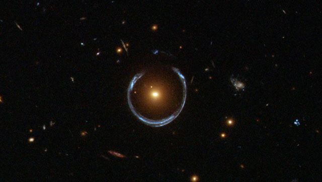 LRG 3-757: una galaxia roja con un 'anillo de Einstein'. | NASA/ESA/Hubble