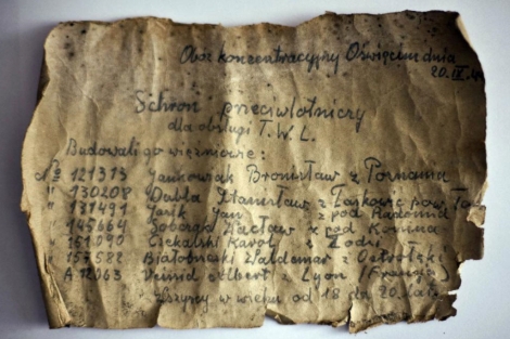Mensaje manuscrito por varios presos de Auschwitz hallado en 2009.