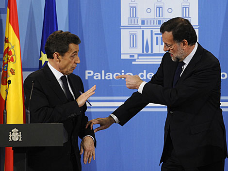 Sarkozy y Rajoy, antes del comienzo de la rueda de prensa. | Afp