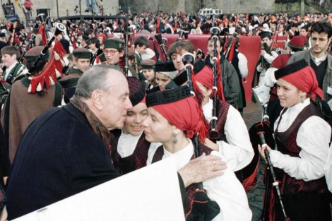 Fraga saluda a los 5.000 gaiteiros en el Obradoiro en 1997, en su toma de posesin. | Efe