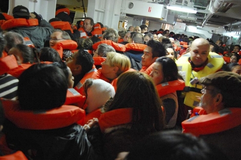 Evacuacin de pasajeros del 'Costa Concordia'. | Carlos Carballa