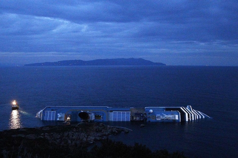 El 'Costa Concordia', junto a la isla de Giglio. | Reuters