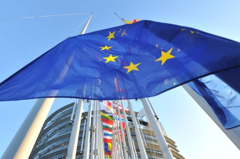 La bandera de la UE y de los países comunitarios frente a la Eurocámara. | Afp