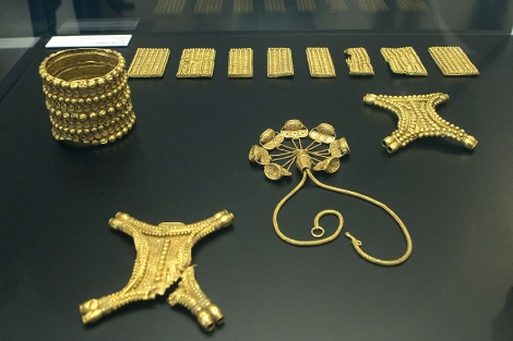 Las piezas del tesoro del Carambolo, ya en su vitrina en el Arqueolgico. | Efe