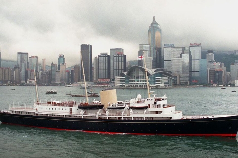 El Britannia ante la costa de Hong Kong en una imagen de 1997. | Afp