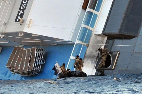 Los servicios de rescate buscan supervivientes en el 'Costa Concordia'. | Corriere della Sera