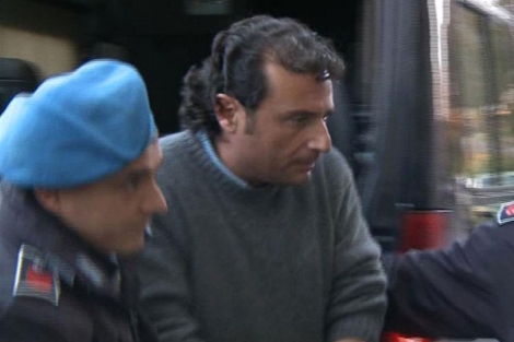 El capitn del 'Costa Concordia', Francesco Schettino, escoltado por la polica. | Reuters