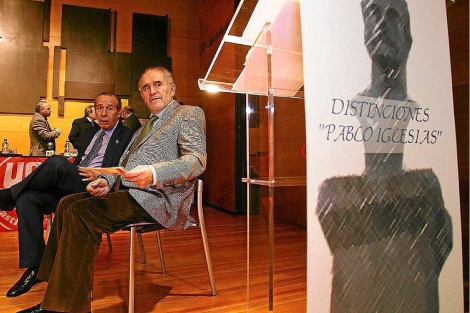 Demetrio Madrid y Francisco Lana, junto al cartel de los premios Pablo Iglesias. | Ricardo Muoz