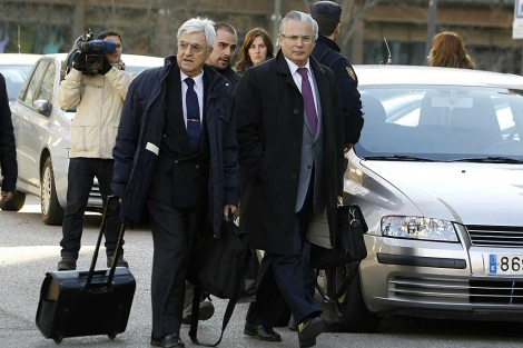 Garzn y su abogado, a su llegada hoy al Tribunal Supremo. | Juan Carlos Hidalgo / Efe