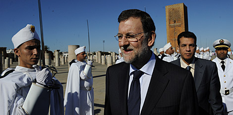 Rajoy, en la visita al mausoleo del rey Mohamed V. | Afp