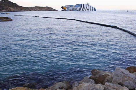 Barreras de proteccin frente a la costa de Giglio para prevenir un posible vertido. | Reuters