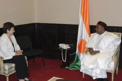 La comisaria europea Georgieva junto al presidente de Nger, Mahamadou Issoufou. | Efe
