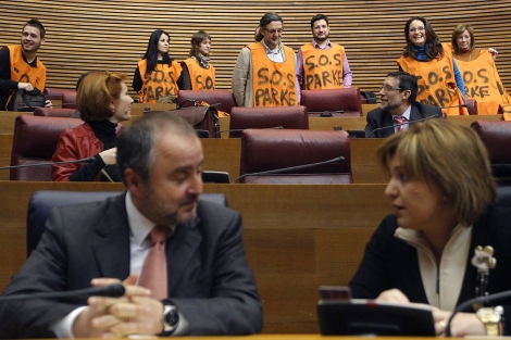 Los diputados de EU y Comproms, con petos de protesta en las Cortes. | Efe