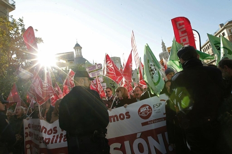 Protesta de los sindicatos frente a las Cortes Valencianas. | Efe