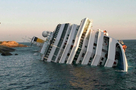 El 'Costa Concordia', tras el naufragio. | Afp