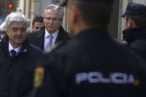 Baltasar Garzn, con su abogado antes de entrar al Supremo. | Reuters.