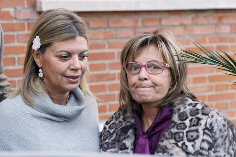 Terelu Campos y su madre, a la salida del hospital. | Gtres