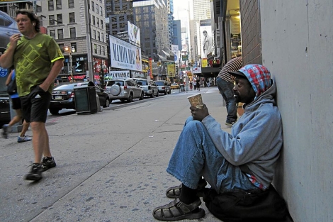Un afroamericano mendigando en Nueva York.| Efe