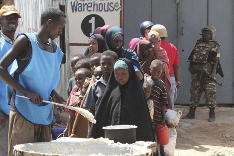 Reparto de comida en Mogadiscio.| Reuters