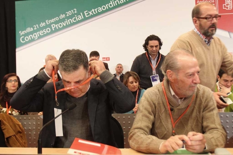 Jos Antonio Viera se coloca la acreditacin en el congreso de Sevilla. | Carlos Mrquez