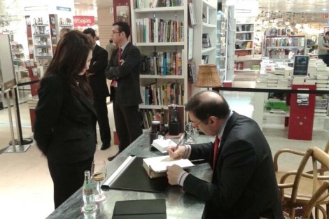 Pedro J. Ramrez firma un ejemplar de su libro. | Carlos Daz