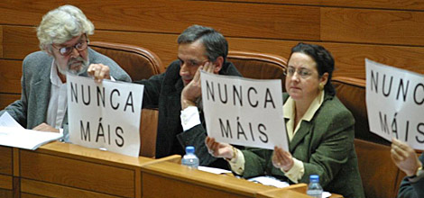 A la izquierda, Xos Manuel Beiras (BNG), durante la crisis del Prestige. | ngel Orgaz